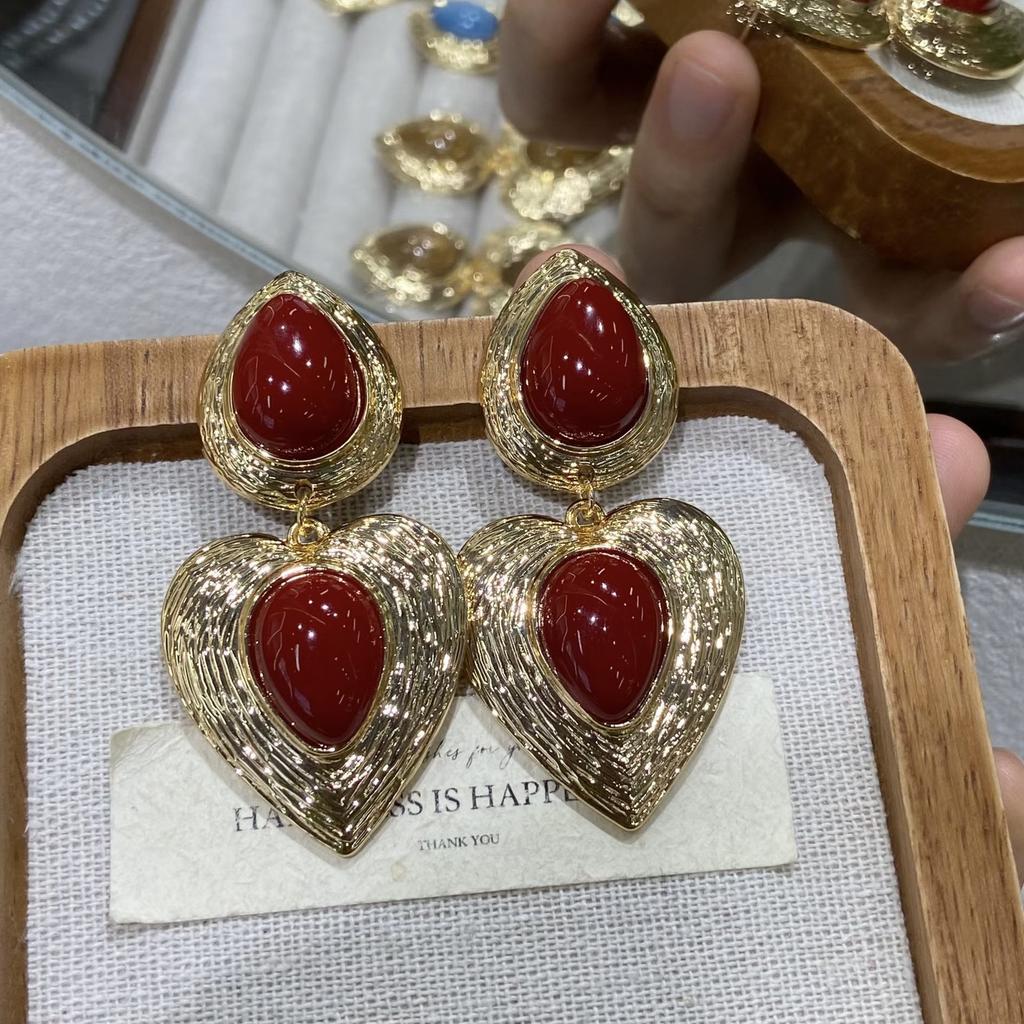 Retro Metal Texture Love Earrings, High-End Women'S Exaggerated Diamond-Set Earrings, Light Luxury Fashion Earrings.