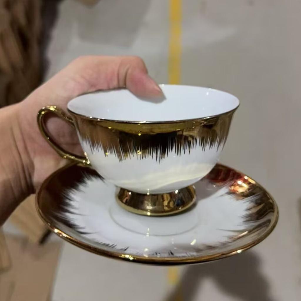 European Retro Coffee Cup and Saucer Set British and French Afternoon Tea Ceramic Home Couple Tea Sets for Entertaining Guests with Spoons