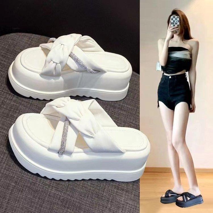 Premium thick-bottomed cool slippers 2025 summer wear new heightening fashion explosion Internet celebrity non-slip super fire slippers