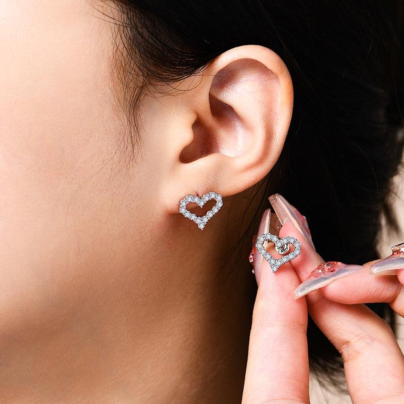 Elegant S925 Sterling Silver Moissanite Heart Stud Earrings for Women - Fashionable, Versatile, and Luxurious Heart-Shaped Jewelry.