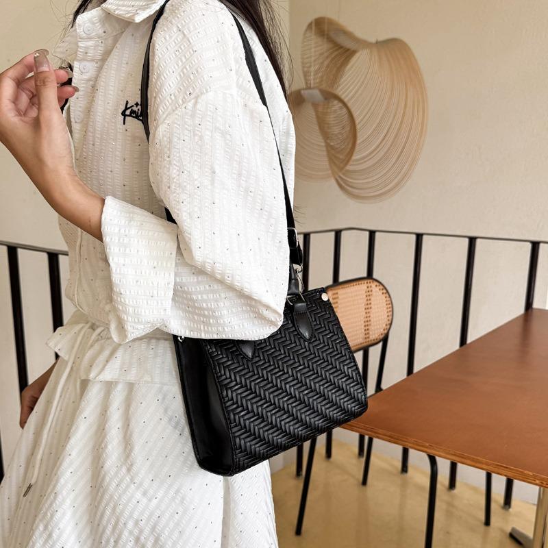 Retro small bag women's autumn and winter versatile new fashion shoulder messenger bag popular portable small square bag