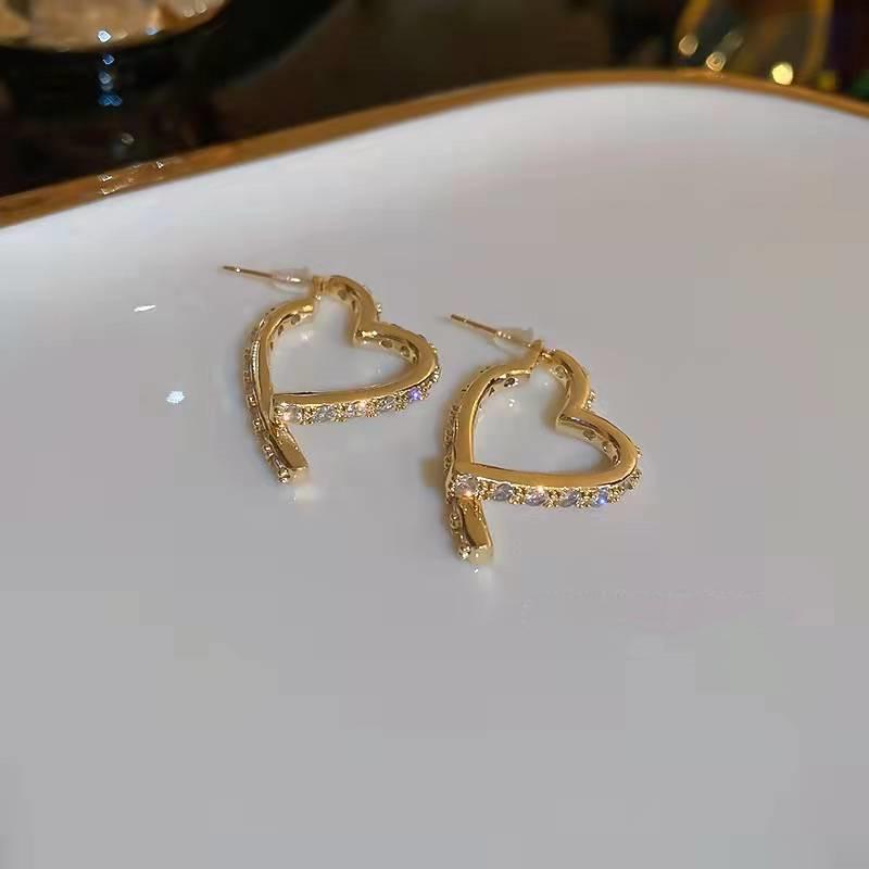 Heart-Shaped Rhinestone Asymmetrical Korean Stud Earrings - Elegant  Versatile Design