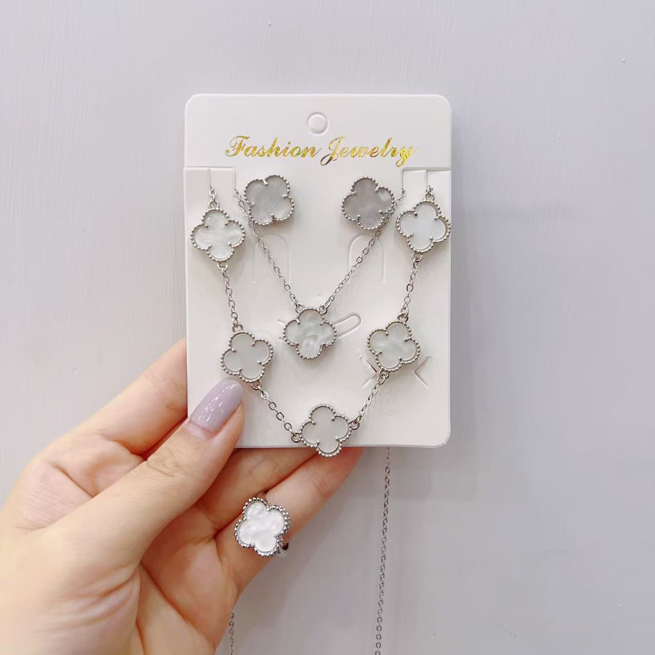 

Набор модной бижутерии из 5 предметов: браслет, ожерелье, серьги, кольцо, набор бижутерии