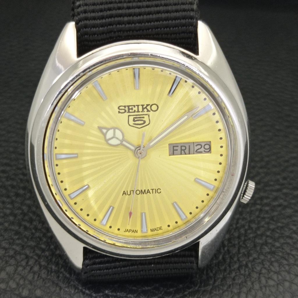 VINTAGE SEIKO 5 AUTOMATIC 7009A JAPAN MENS GOLDEN COLOR DIAL WATCH a701492-5 R206b-a701492