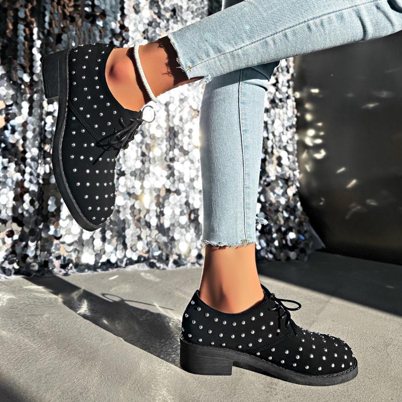 Außenhandel Dameneinzelne Schuhe in großen Größen Frühling neu europäisch und amerikanisch niedriger Absatz Metallnieten Schnürung Lazy Fashion Einzelschuhe Damen