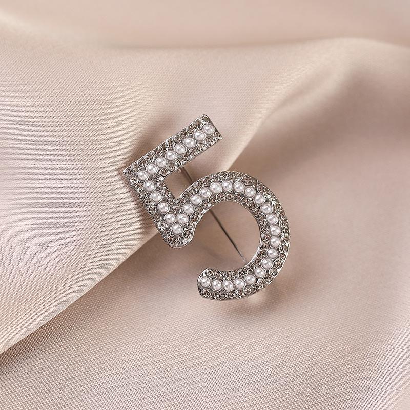 Elegant Pearl Brooch for Women's Suits - High-End Jewelry Pin