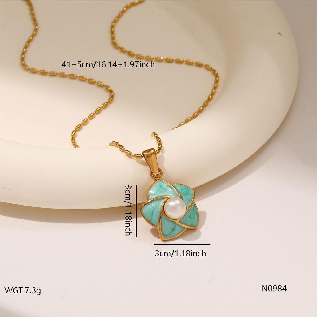 High-End Heart & Geometric Titanium Steel Clavicle Necklace for European & American Markets