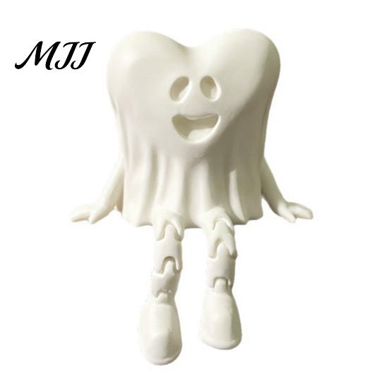 Desktop Halloween Decorations 3D Printed Heart-Shaped Ghost Figurine with Movable Joints, Sitting Dangling Leg Gifts for Couples Statue, Matte