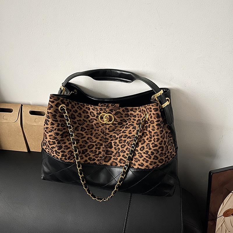 

Универсальная модная нишевая сумка-ведро с леопардовым принтом и бриллиантовой цепочкой 2025 взрыв женственности повседневная портативная сумка-мессенджер
