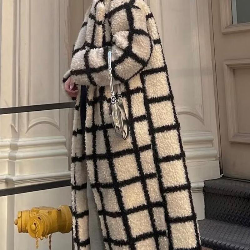 Зимний утолщенный теплый женский плащ большого размера в клетку — фото 6