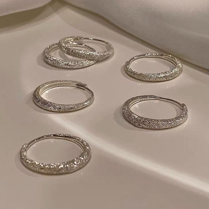 Modische funkelnde Ohrringe mit glitzernder Sandverarbeitung – Vielseitige und stilvolle Ohrclips.