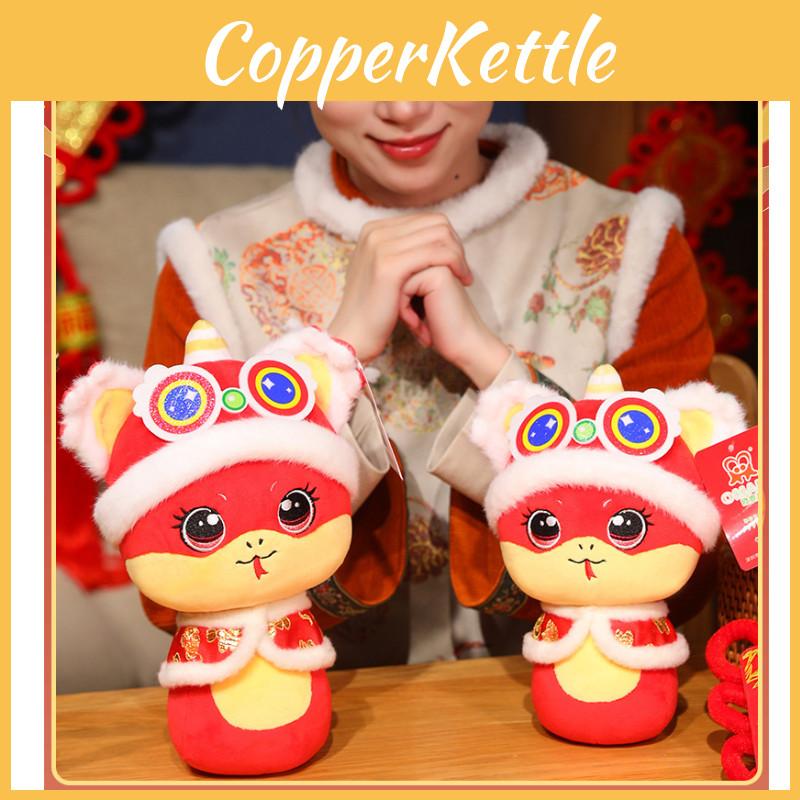 Entzückendes Plüschtier Jahr der Schlange 2025 mit traditionellem Tang-Anzug-Design für Neujahrsfeier