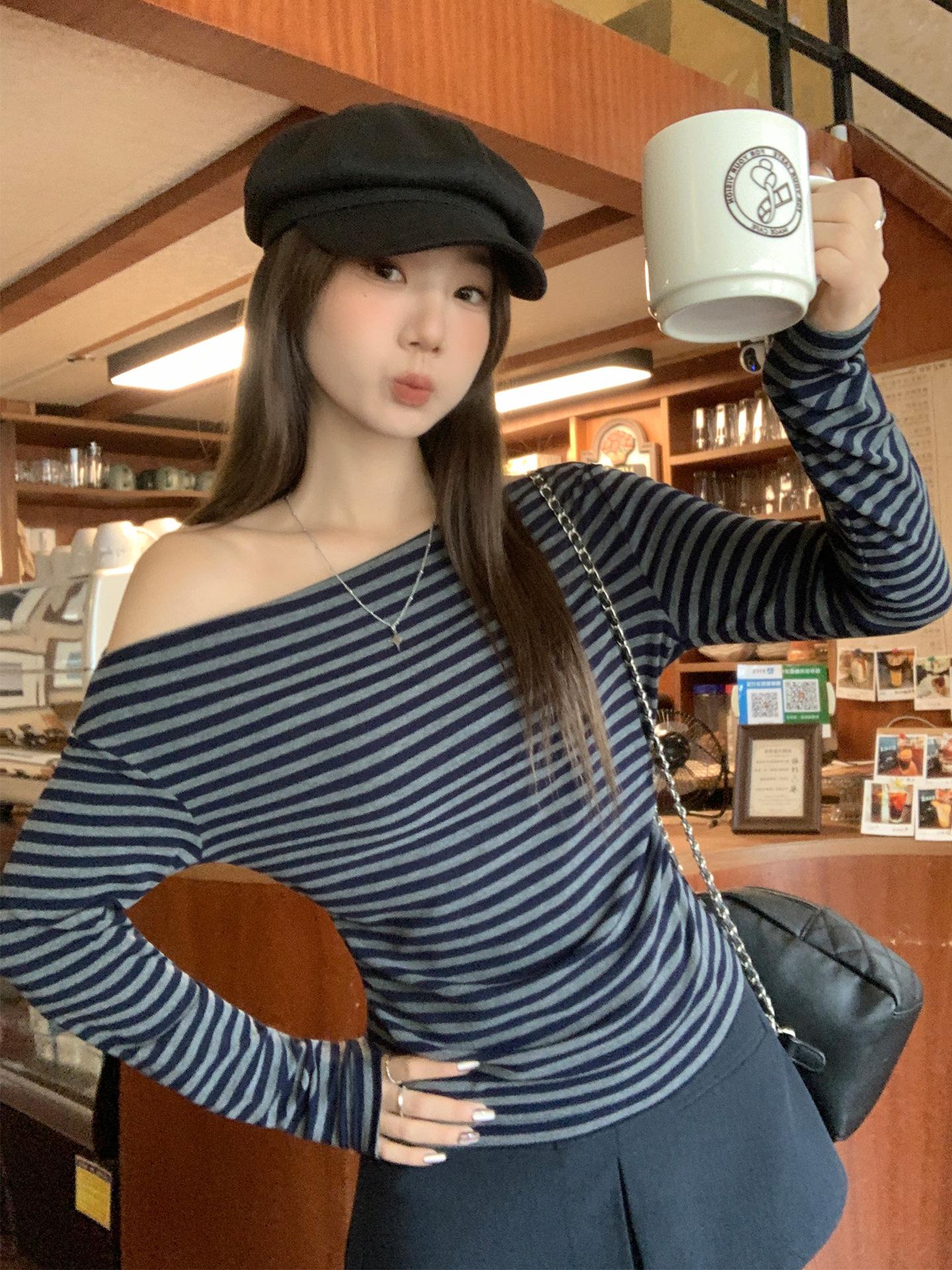 

Niche contrasting striped babes waist long-sleeved T-shirt women s autumn Korean diagonal off-the-shoulder pleated bottomed top S