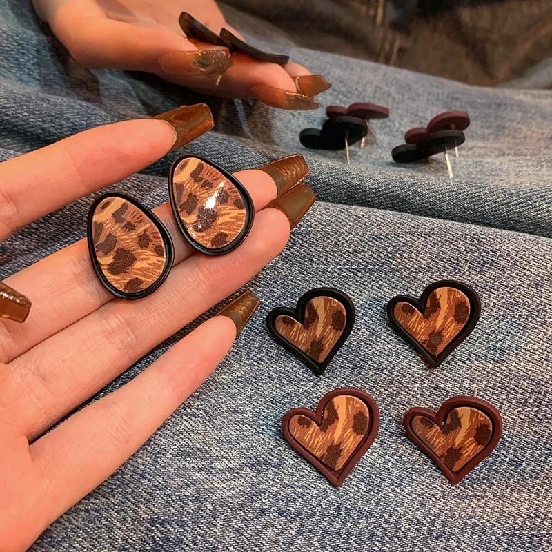 Retro Leopard Print Heart Stud Earrings for Women Girl Fashion Versatile Black Border Compact Earrings Party Jewelry Accessories