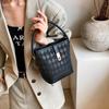 Stilvolle und trendige Beuteltasche für Damen im schicken Colorblock-Design, perfekt für Sommertage