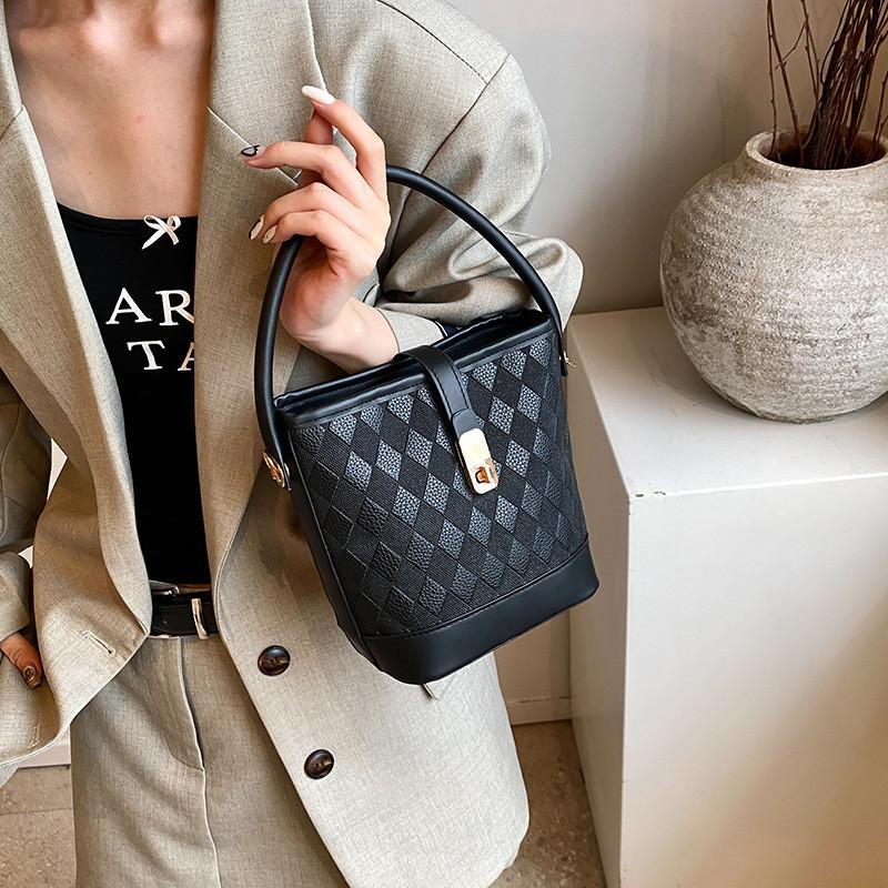 Stilvolle und trendige Beuteltasche für Damen im schicken Colorblock-Design, perfekt für Sommertage