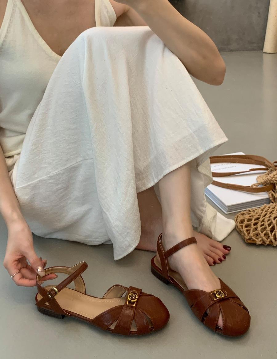 

Spot version~ French sandals women s summer 2025 new with skirt versatile pig cage shoes retro bag head Roman shoes women 39 коричневый