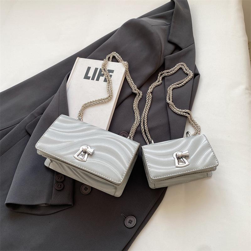 

Mini small bag women s bag 2025 new mouth red envelope personalized small square bag foreign style texture chain shoulder messenger bag Small серый