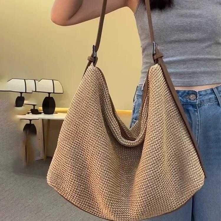 

В этом году популярна новая пляжная дорожная соломенная сумка, и популярна модная нишевая сумка-тоут через плечо для отпуска большой вместимости для поездок на работу. хаки