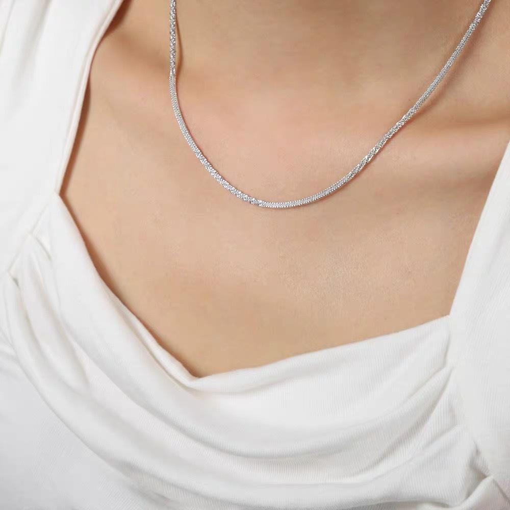 Collier Poussière d'Étoiles en Acier Titane Plaqué Or 18K - Design de Mode Haut de Gamme