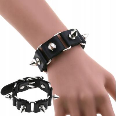 Bracelet en cuir noir avec des clous