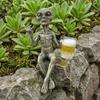Figurina Alieno in Resina con Bicchiere di Birra, Ornamento Decorativo da Scrivania, Decorazione Creativa da Tavolo per Casa Soggiorno Camera da Letto Ufficio Giardino Balcone