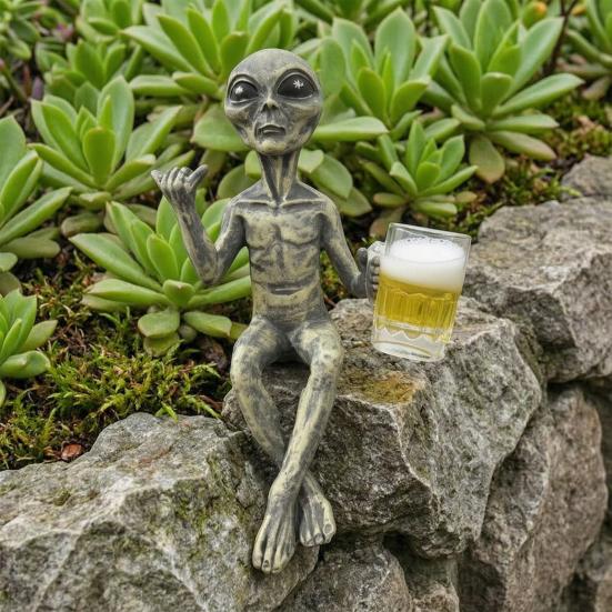 Figurina Alieno in Resina con Bicchiere di Birra, Ornamento Decorativo da Scrivania, Decorazione Creativa da Tavolo per Casa Soggiorno Camera da Letto Ufficio Giardino Balcone