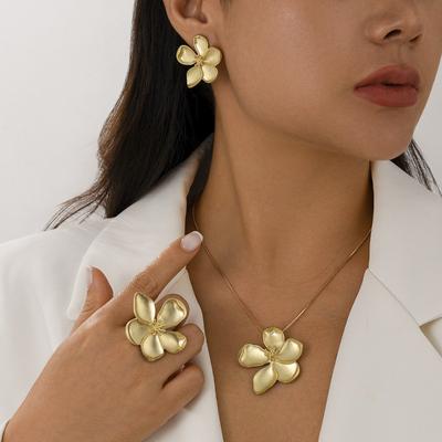Conjunto de joyas con pequeñas flores de metal con borde rizado en 3D para mujer, cadena de serpiente, collar, pendientes, anillos, regalo de joyería para profesores