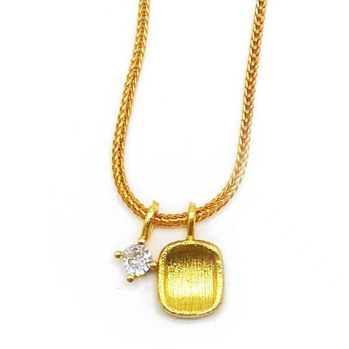 Women's Chinese-Style Brushed Gold Square Pendant Necklace: Simple, Luxurious, Versatile Clavicle Chain Jewelry