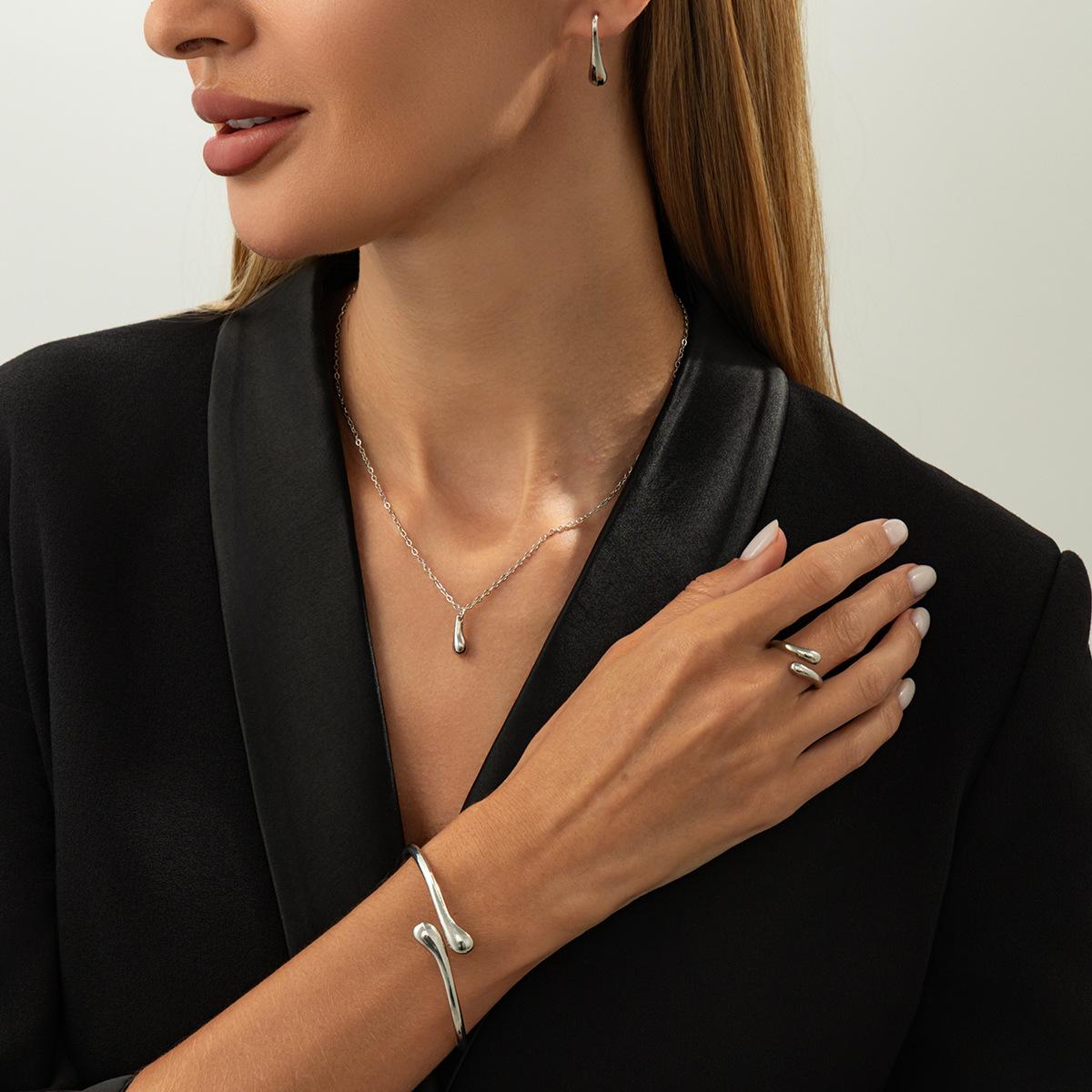 

Light Luxury Glossy Water Drop Doudou Pendant Necklace Set, Simple Metal Chain Collarbone Necklace