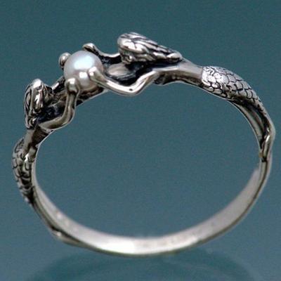 Regalo di gioielli per anelli da dito intarsiati con perle finte intagliate da due sirene alla moda da donna