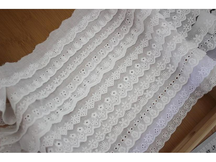 Exquisite Narrow Edge Cotton Lace with Small Floral Embroidery for Clothing Decoration