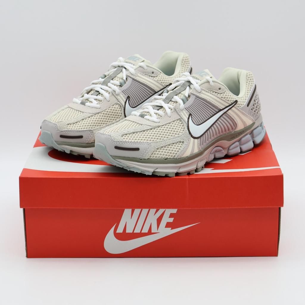 FZ3653-104 Nike Zoom Vomero 5 SE Light Ore Wood Brown Dark Stucco (Pour des hommes)