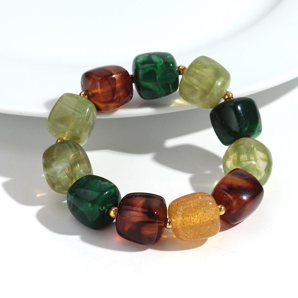 Neues mehrfarbiges geometrisches Acryl-Perlenarmband für Damen Trendiges unregelmäßiges quadratisches Harz-Elastikarmband Handgemachter Schmuck Geschenk
