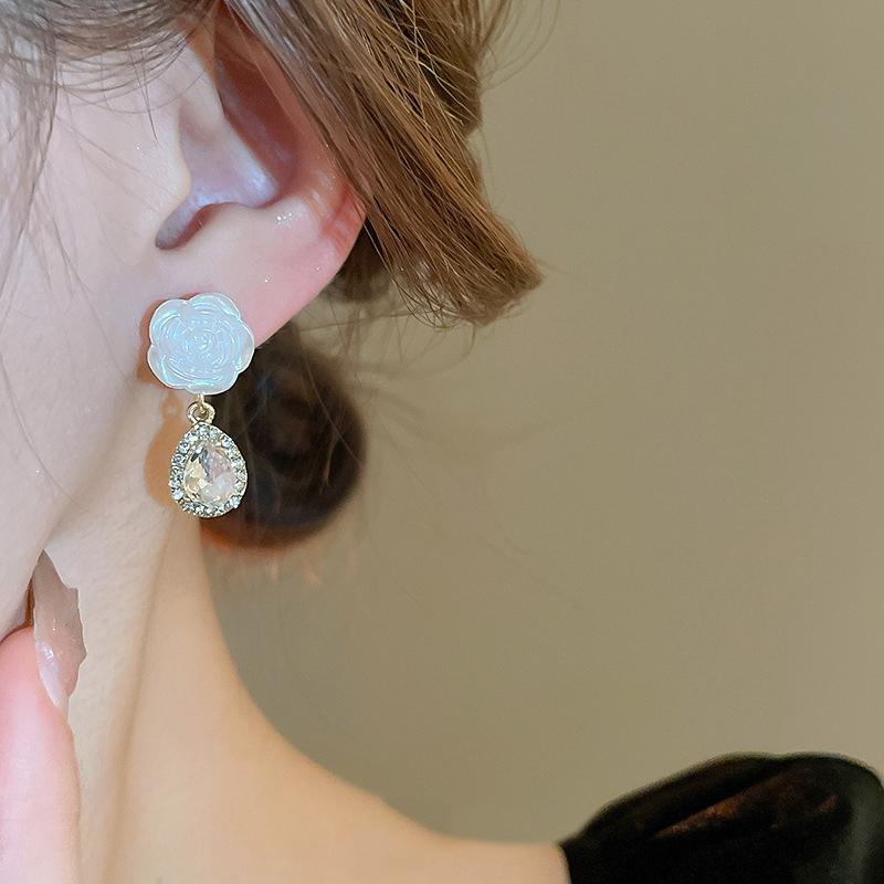 White Flower Top Water Drop Pendants Women's Dangle Earrings Elegant Acrylic Crystal Luxury Wedding Ear Jewelry 2025 new in