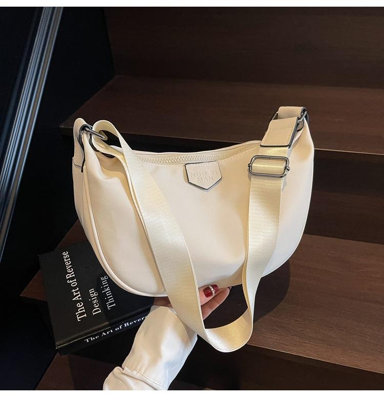 New Stylish and Simple Small Cloth Bag Women's 2025 Casual Versatile Shoulder Dumpling Bag Going Out To Play Lightweight Messenger Bag