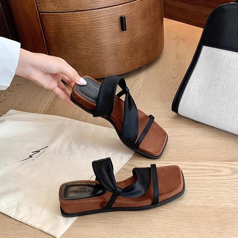 

Sheepskin version~ thick-soled square head with cool slippers, women wear retro temperament with skirts, sandals, and two slippers. 40