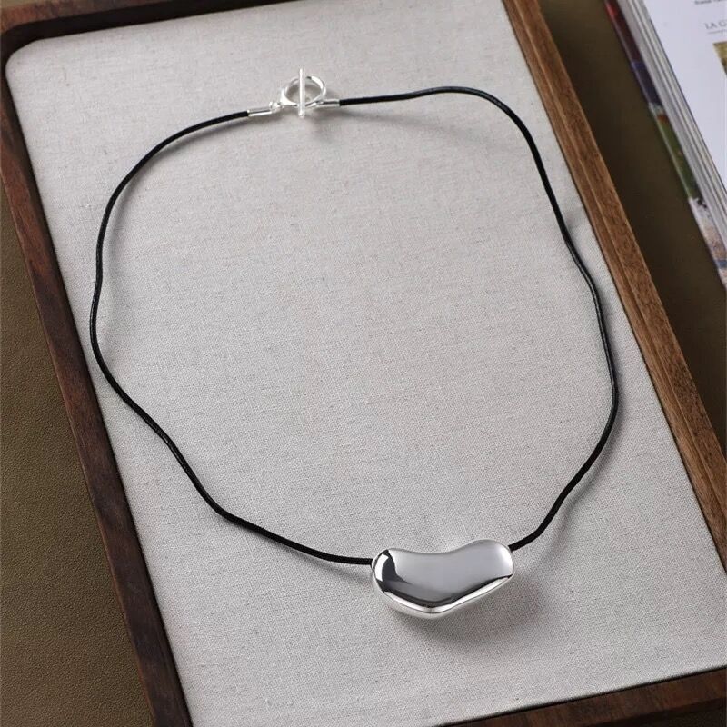 Zhang Yueer AKI red enamel love necklace women's light luxury niche high-end black rope neck chain collarbone chain