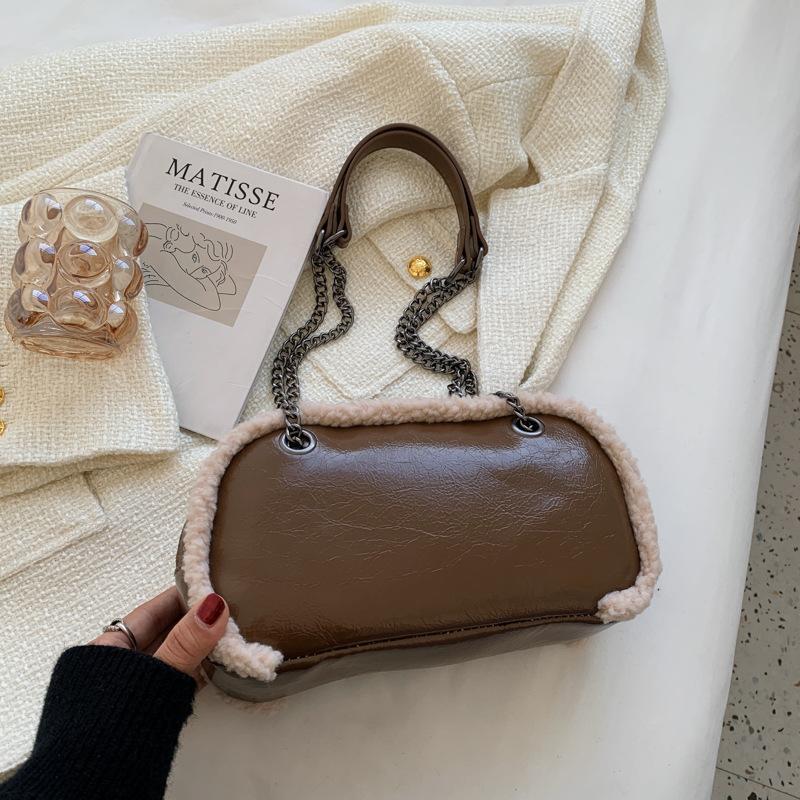 

Текстурная сумочка в иностранном стиле женская 2025 осень новая Мао ретро простая в иностранном стиле сумка-мессенджер на плечо с цепочкой для通勤 коричневый