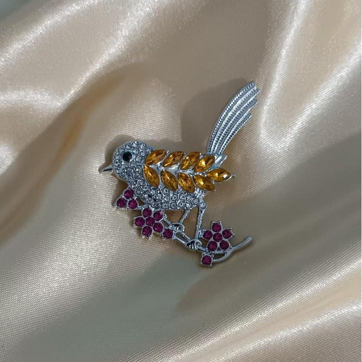 Japanese High-End Magpie Brooch – Cute, Colorful, Anti-Exposure Pin for Distinctive Style & Personality