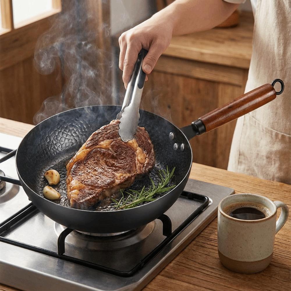 Wok z tepaného železa s dřevěnou rukojetí Ručně kovaný Pánev Odolná Litinová pánev Nádobí