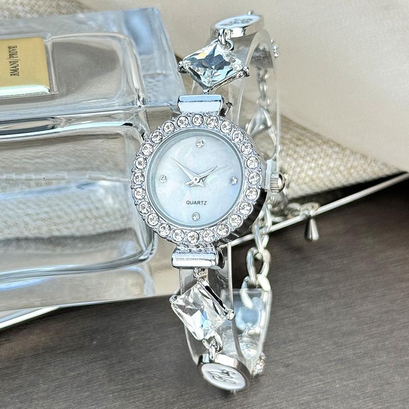Elegante Buchstabenkette Damen Armbanduhr Diamantbesetztes Zifferblatt Mode Verstellbare Kette Quarz Uhr Relogio Feminino