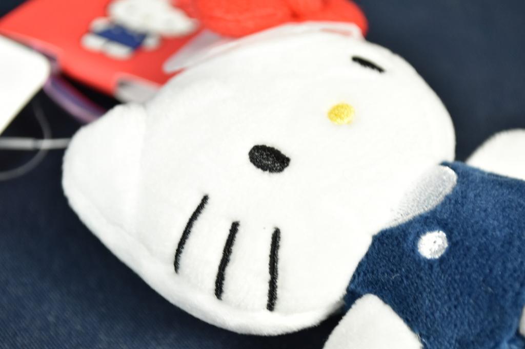 Sanrio Original Hello Kitty Mini Mascot with Heart-Shaped Key Ring H:10cm