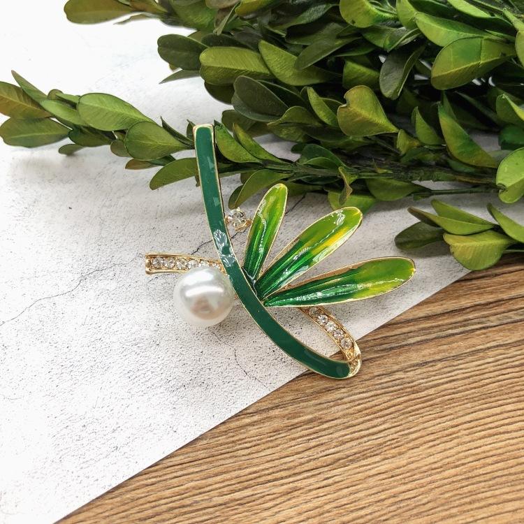 Forest retro fairy tale versatile brooch bee pearl temperament brooch pin coat with accessories
