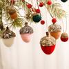 Weihnachts-Tannenzapfen-Filzbaumschmuck mit Glitzerakzenten für die Feiertagsdekoration