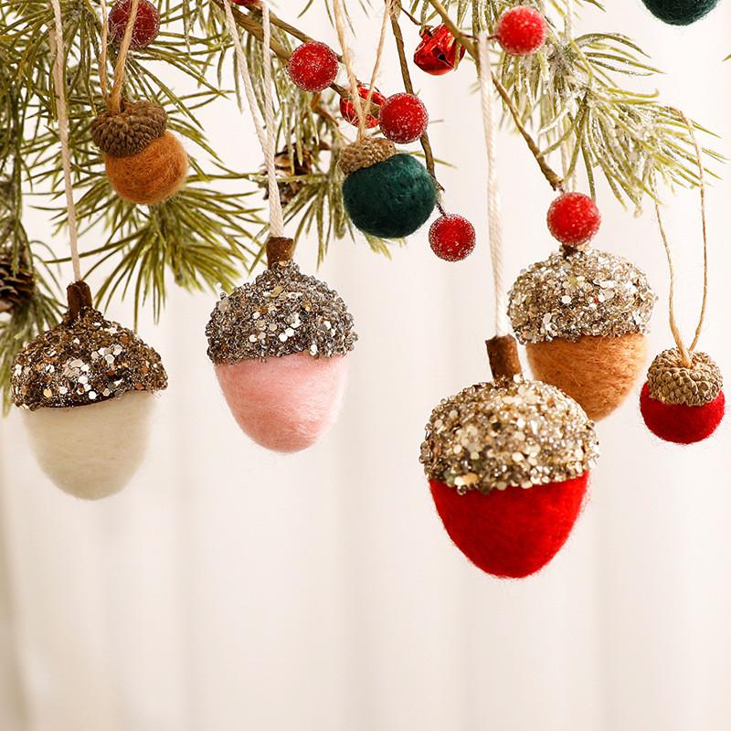 Weihnachts-Tannenzapfen-Filzbaumschmuck mit Glitzerakzenten für die Feiertagsdekoration