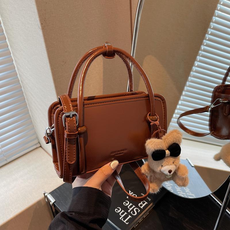 This Year, Popular Small Bags Are Women's Autumn and Winter Versatile 2025 New Retro Shoulder Messenger Bags, Popular Portable Small Square Bags.