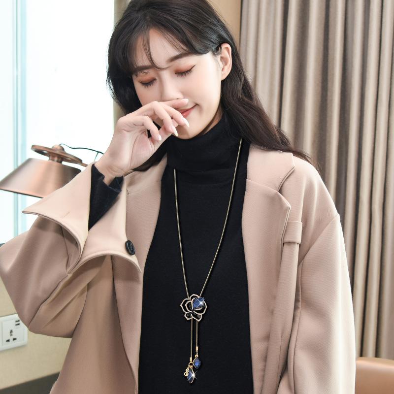 Elegante Catena per Maglione con Frange in Cristallo a Forma di Fiore di Rosa Blu con lo Stesso Temperamento Lunga Collana Accessori