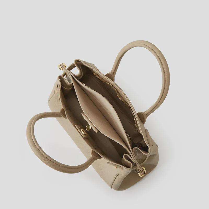 Chic Women's Tote Bag: Niche Design, Hand-Held Platinum, Large-Capacity, Fashionable Messenger Bag.