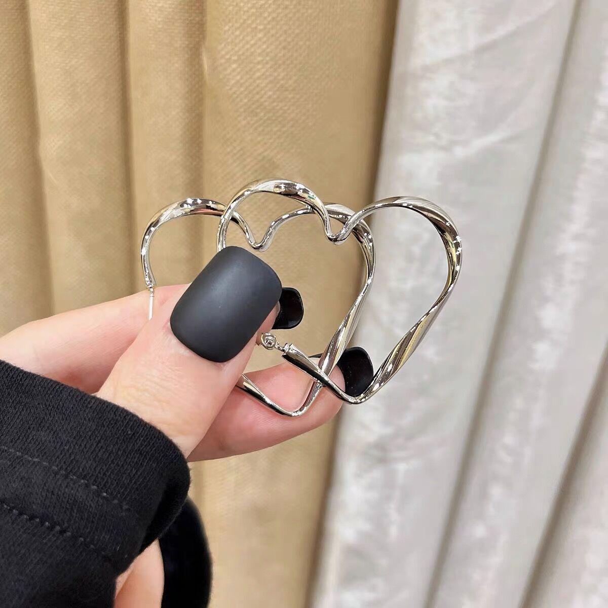 

Серьги-пусеты S925 из серебра с большим сердцем, женские серьги, нишевый дизайн, серьги высокого класса, серьги с темпераментом холодного ветра, модные